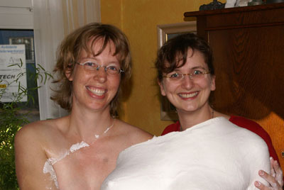 Katharina und Christiane präsentieren den Gips-Bauchabdruck